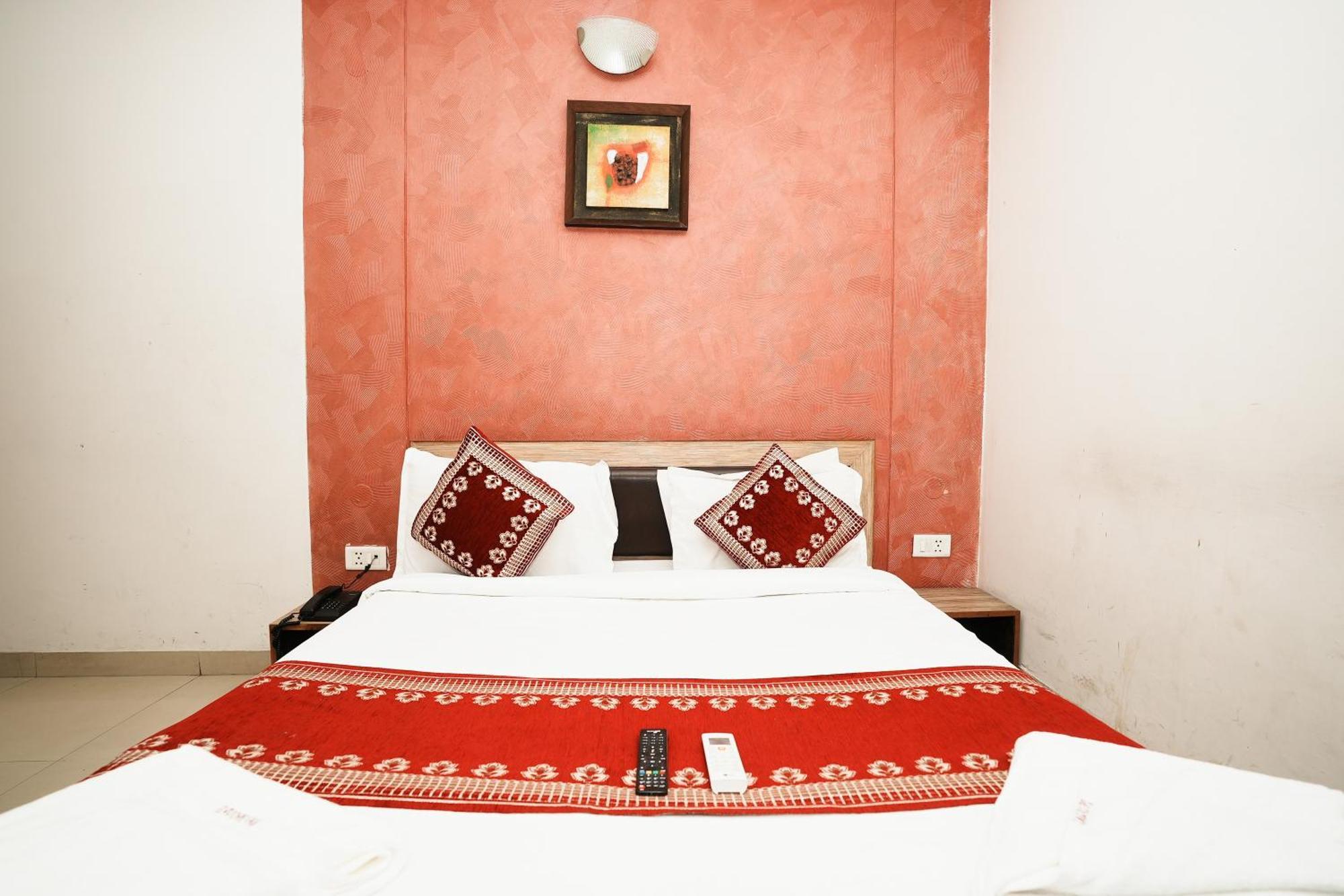 Hotel Om Paradise New Delhi Bagian luar foto
