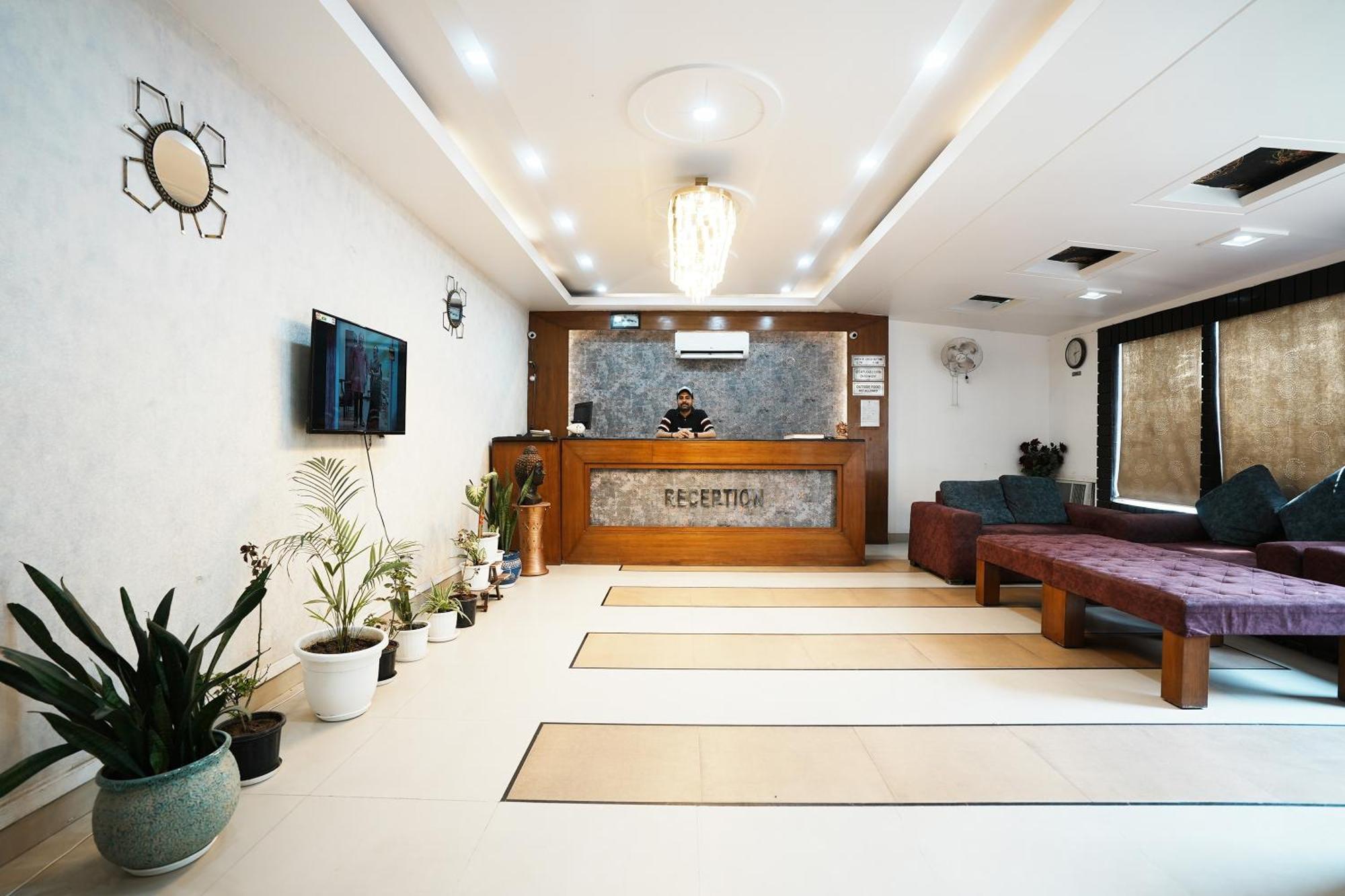 Hotel Om Paradise New Delhi Bagian luar foto