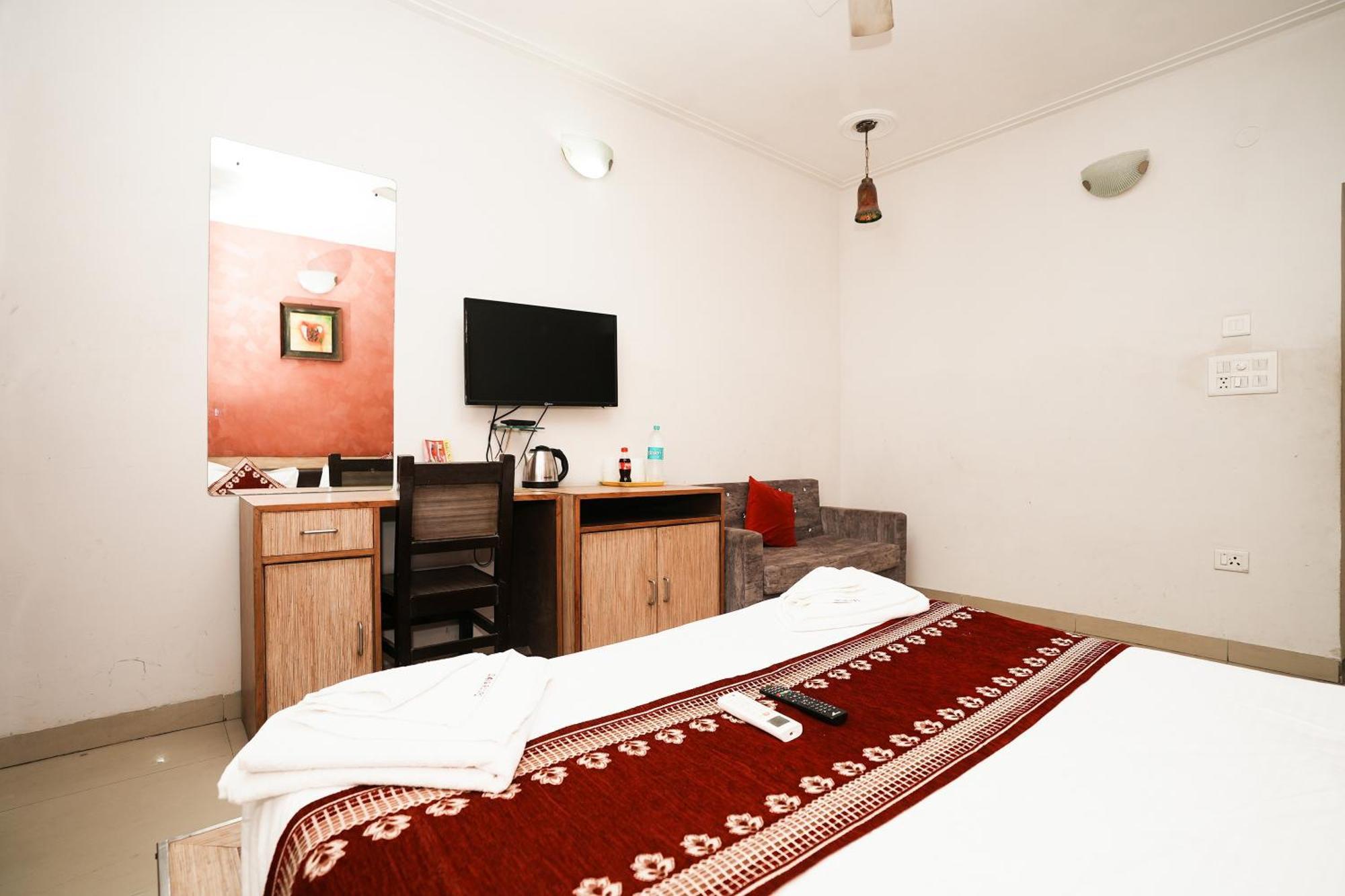 Hotel Om Paradise New Delhi Bagian luar foto