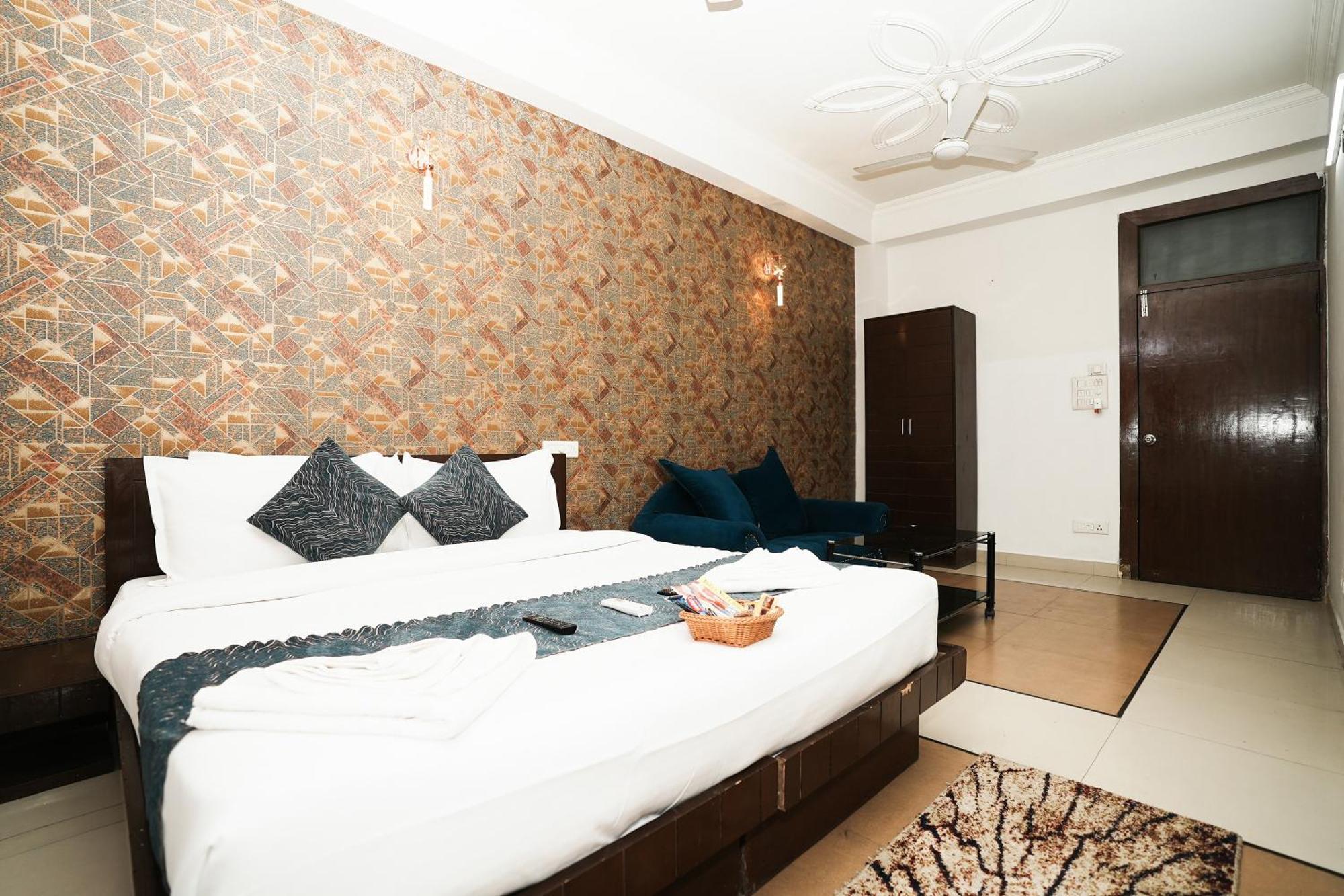 Hotel Om Paradise New Delhi Bagian luar foto