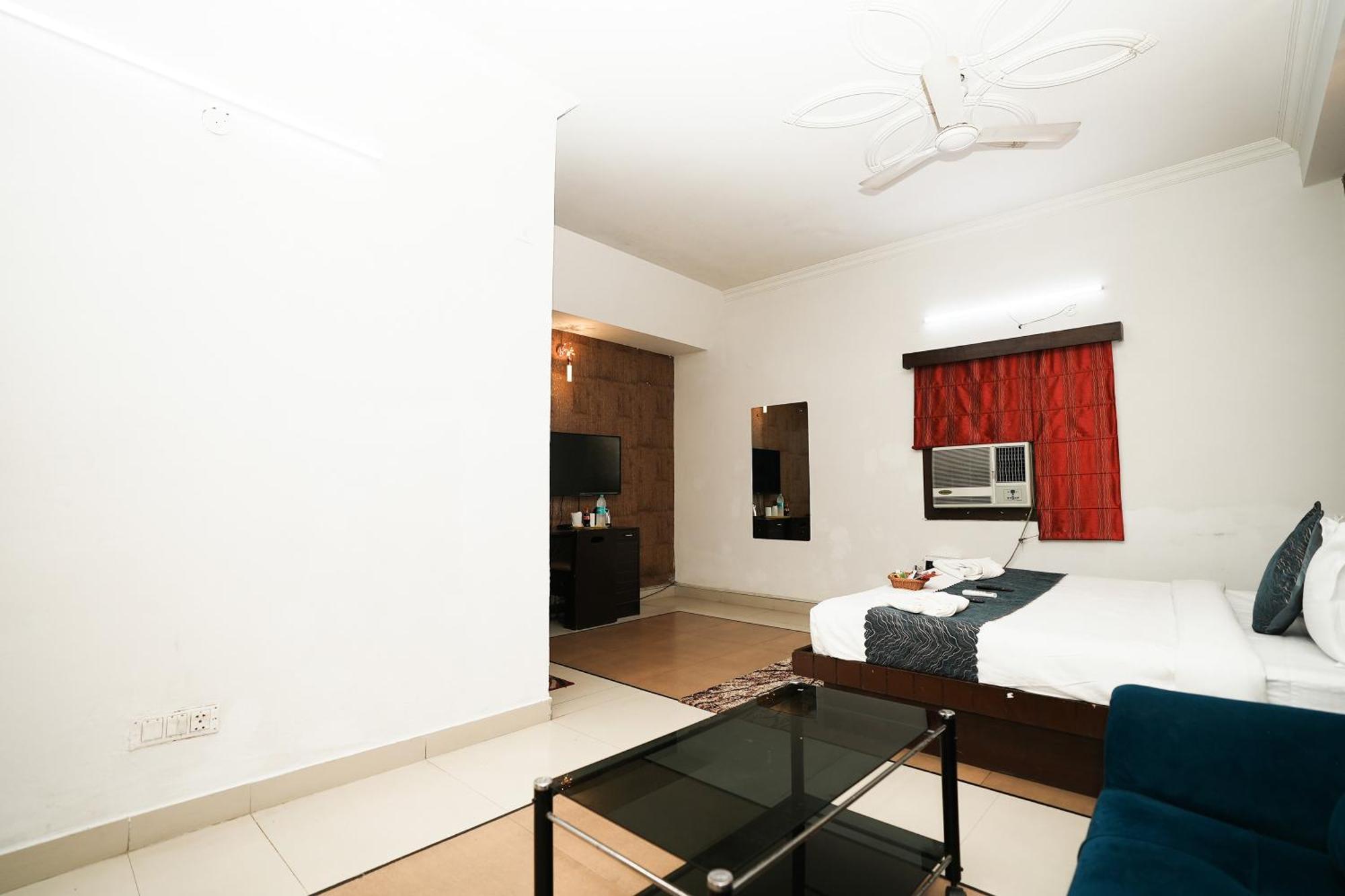 Hotel Om Paradise New Delhi Bagian luar foto
