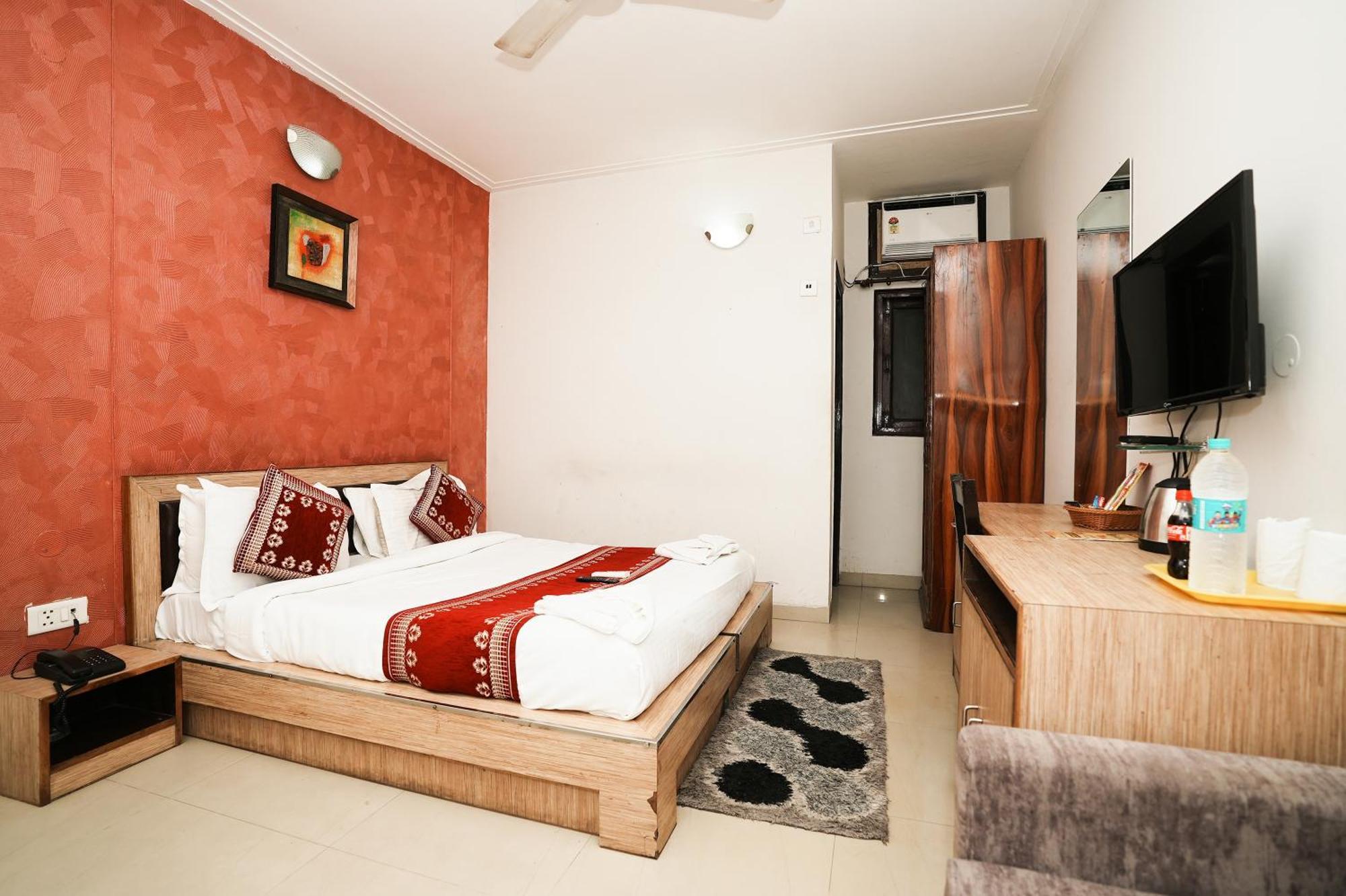 Hotel Om Paradise New Delhi Bagian luar foto