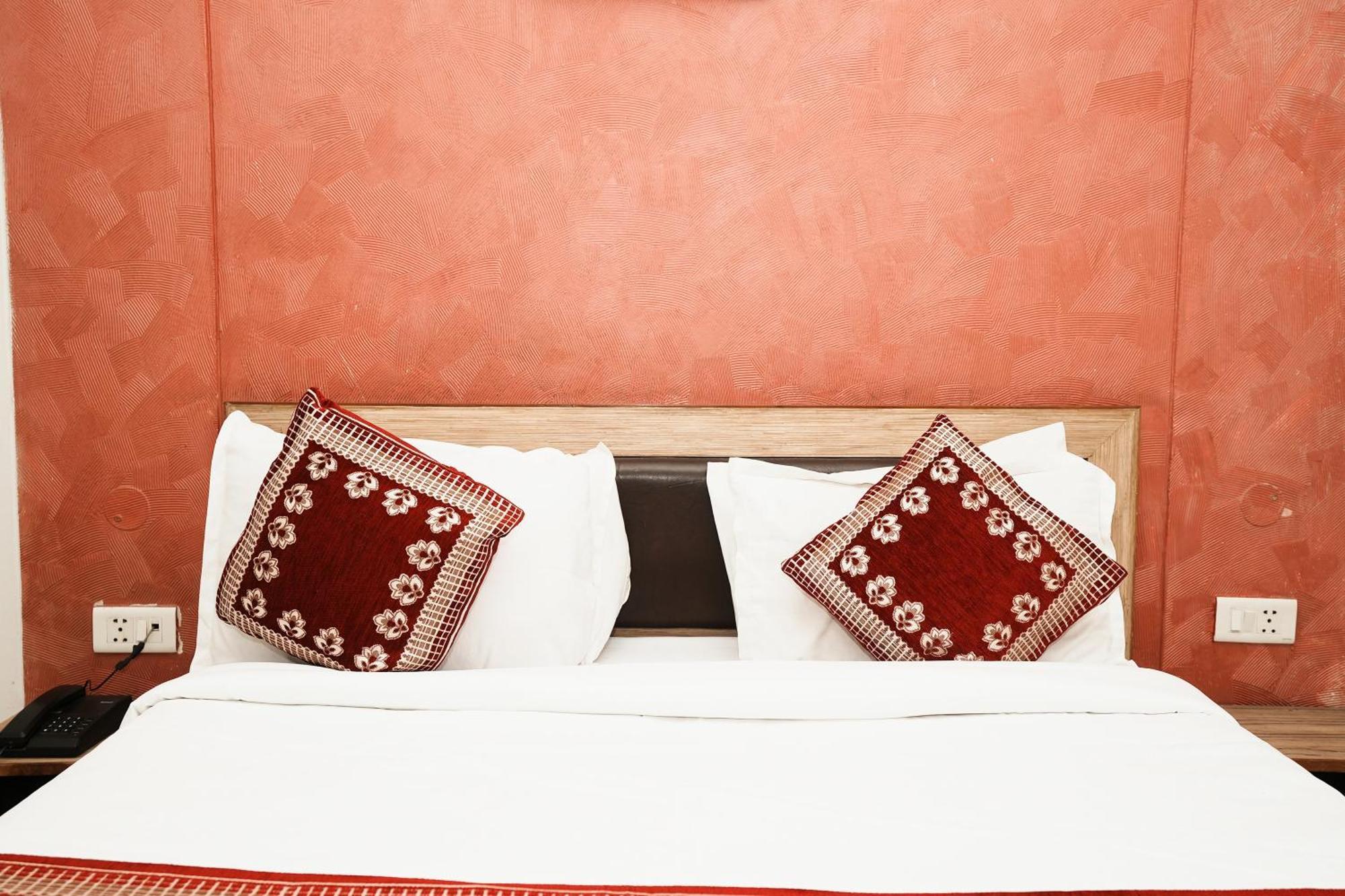 Hotel Om Paradise New Delhi Bagian luar foto
