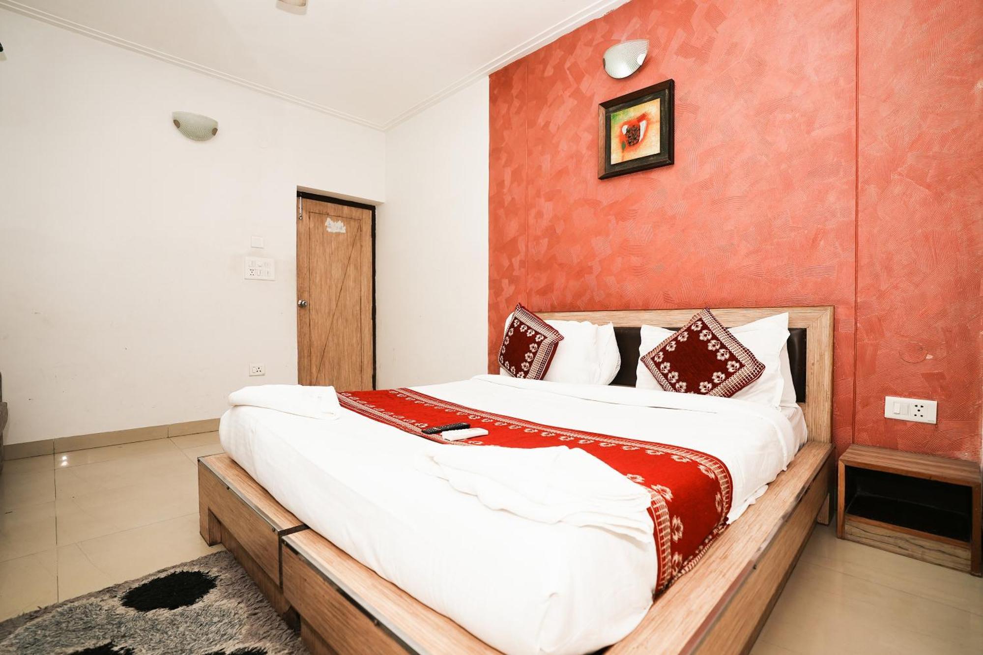 Hotel Om Paradise New Delhi Bagian luar foto