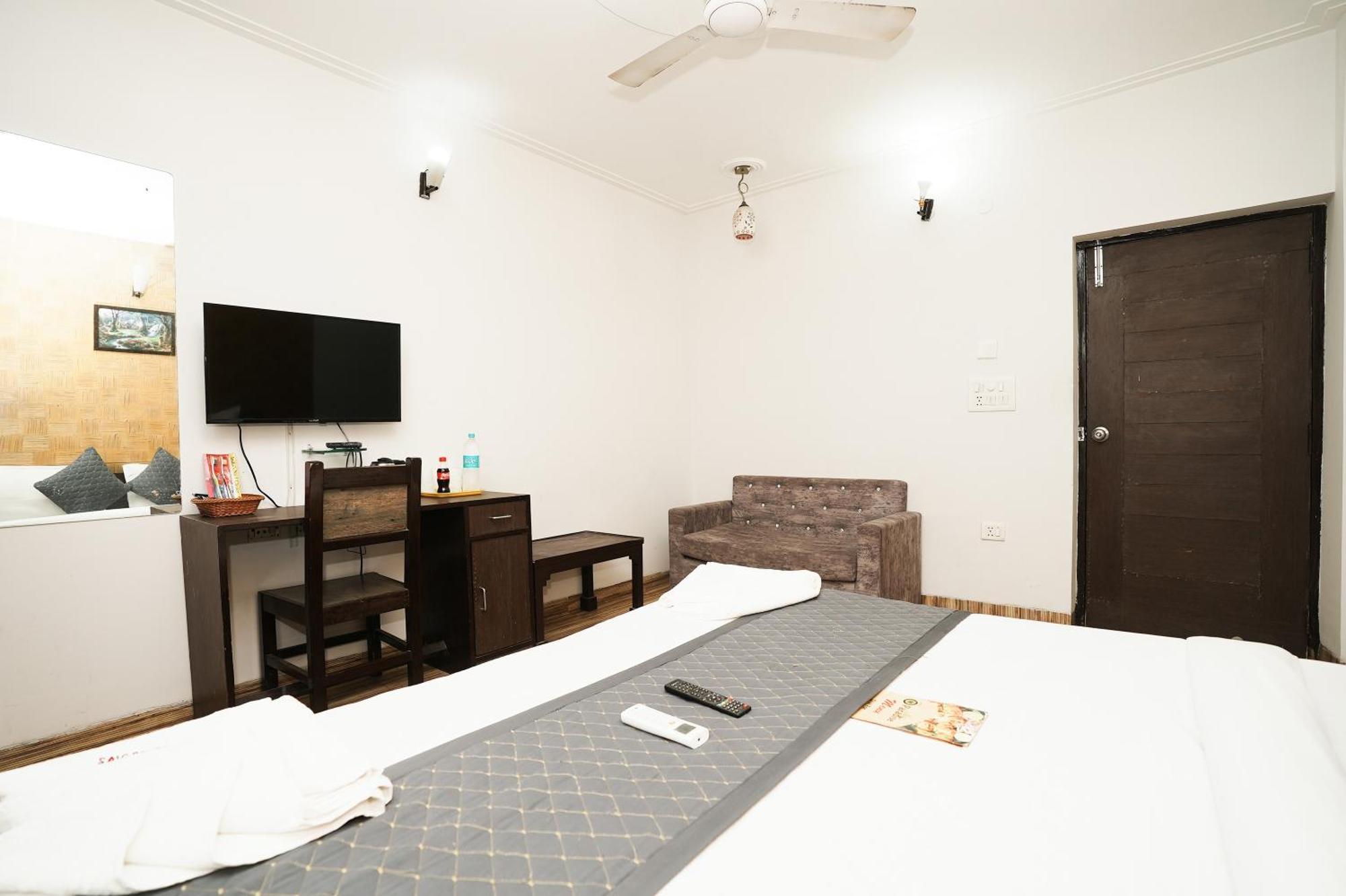 Hotel Om Paradise New Delhi Bagian luar foto