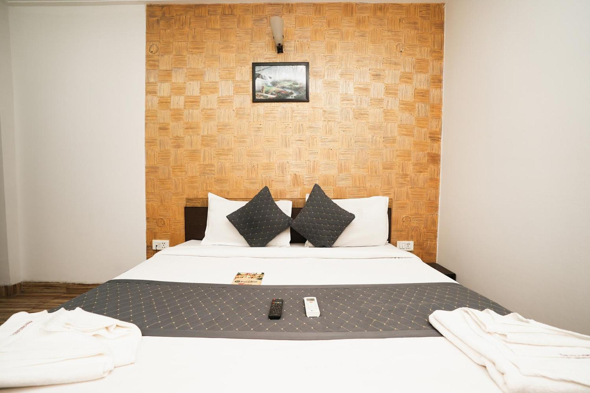 Hotel Om Paradise New Delhi Bagian luar foto