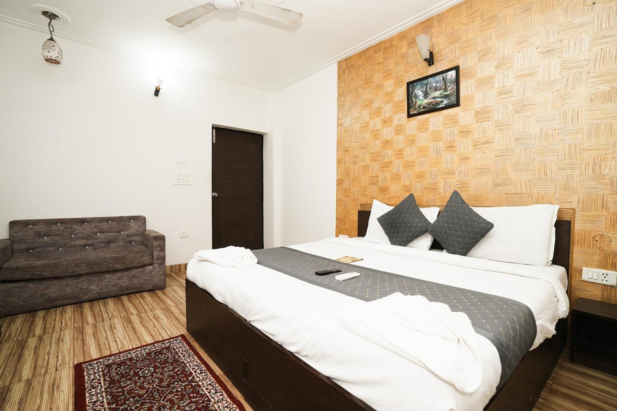 Hotel Om Paradise New Delhi Bagian luar foto