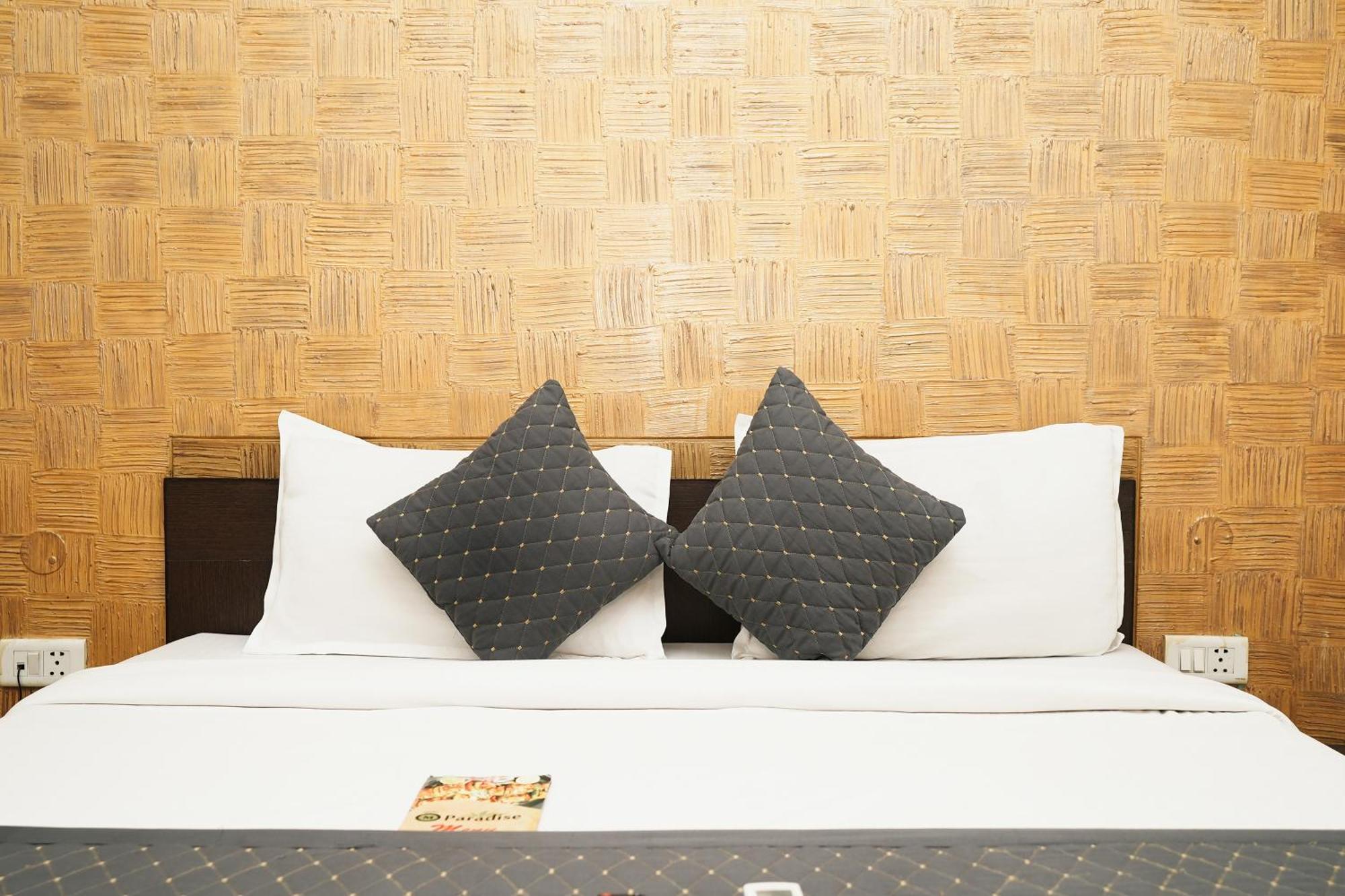 Hotel Om Paradise New Delhi Bagian luar foto