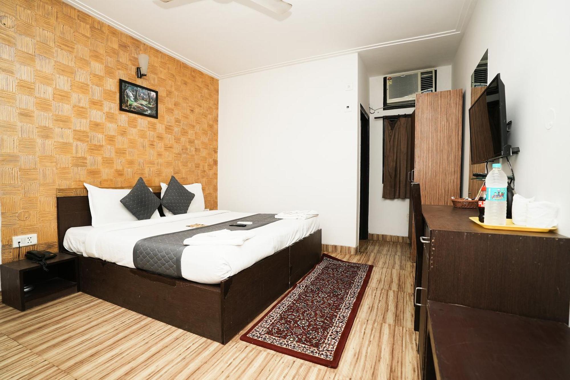 Hotel Om Paradise New Delhi Bagian luar foto