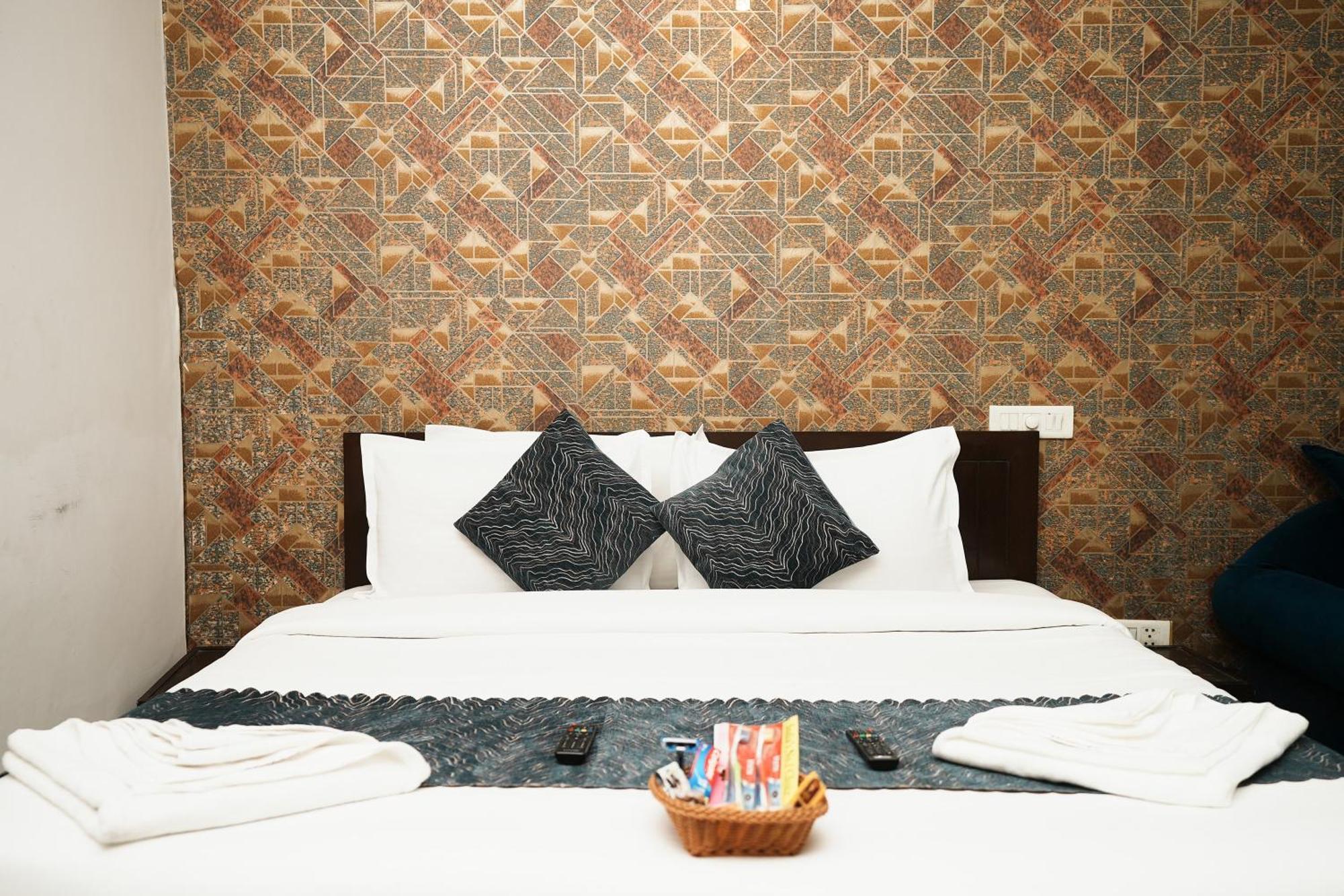 Hotel Om Paradise New Delhi Bagian luar foto