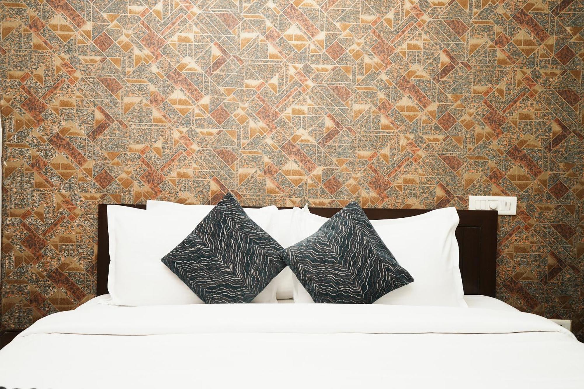 Hotel Om Paradise New Delhi Bagian luar foto